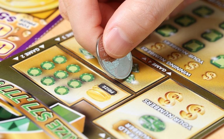 Hombre gana más US$100,000 en la lotería en Michigan