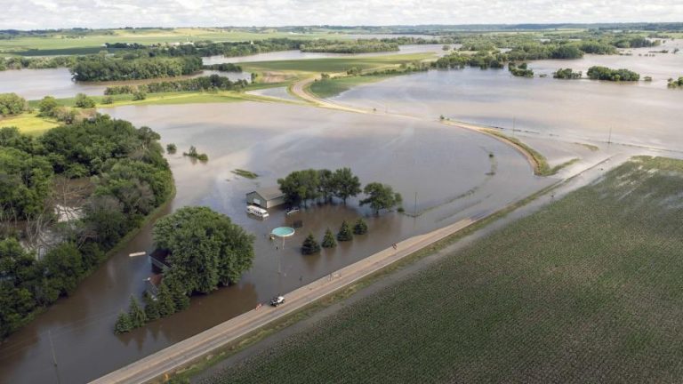 Puente colapsa debido a inundaciones mientras continúan las altas temperaturas en EE. UU.