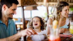 Restaurante en California exige control estricto de niños para evitar daños y molestias