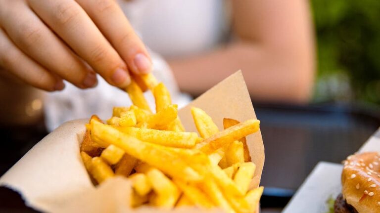 Will Arnett provoca división entre estadounidenses por su crítica a las papas fritas delgadas