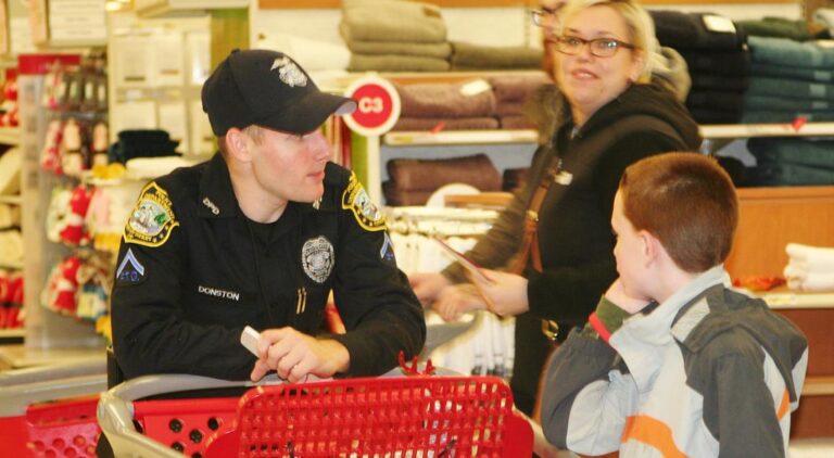150 adolescentes de Fort Lauderdale realizan compras escolares junto a policías locales