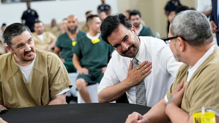 Recluso condenado por delitos de armas participó en fiesta para ver el Mundial en Rikers con el alcalde de Nueva York