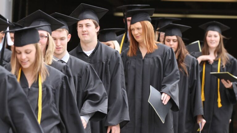 Confianza en la educación superior en EE. UU. cae tras breve repunte, revela encuesta Gallup