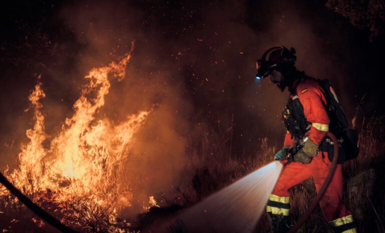 Bomberos forestales construyen líneas de defensa para contener incendio en Burgohondo