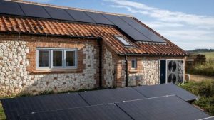 Ingeniero austriaco crea casa 100% autosuficiente con paneles solares y batería propia