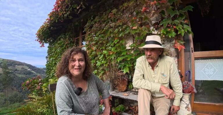 Pareja recupera un pueblo abandonado en Asturias y enfrenta amenaza eólica