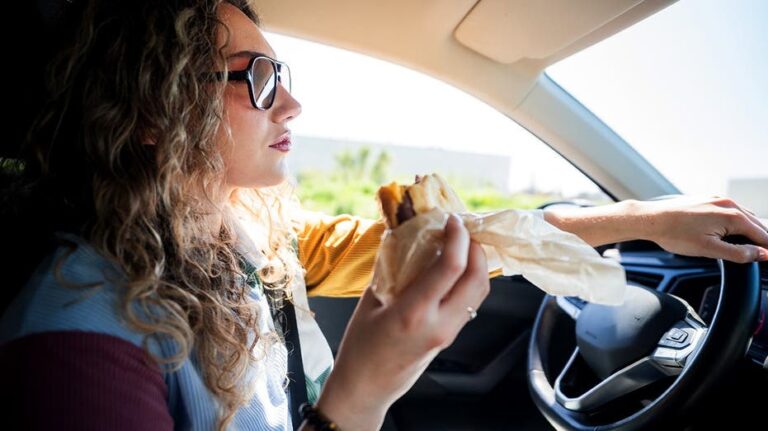 Más de la mitad de estadounidenses comen en sus autos semanalmente, revela estudio