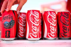 Coca-Cola estrena en España su nueva imagen global con envases más rojos y letras ampliadas
