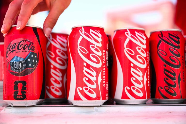 Coca-Cola estrena en España su nueva imagen global con envases más rojos y letras ampliadas
