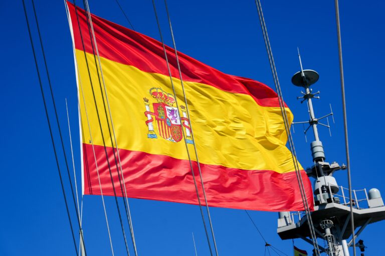 Origen y significado de la bandera roja y gualda de España con su escudo actual