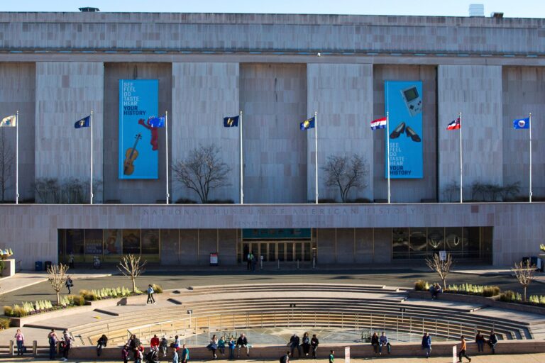 Casa Blanca acusa a liderazgo del Smithsonian de activismo radical y desconfianza
