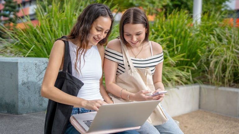 Universidad cristiana en Michigan impulsa graduados «irreemplazables» ante avance de la inteligencia artificial