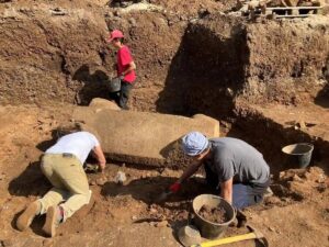 Descubren en Croacia un sarcófago romano intacto sellado con cal