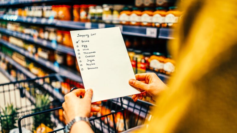 Escribir la lista de la compra en papel mejora la concentración y la memoria, según psicólogos