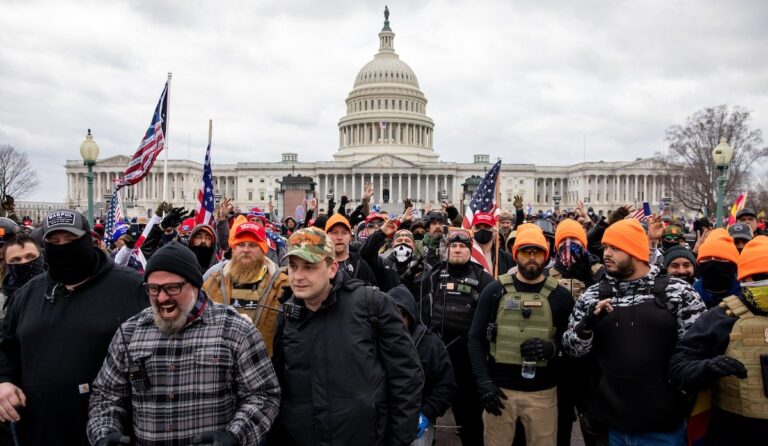 Juez federal anula condenas de Proud Boys vinculados al asalto del 6 de enero