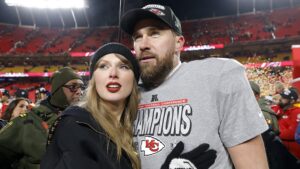 Ashley Smith, hermana de Trey Smith, captura el ramo en la boda de Taylor Swift y Travis Kelce