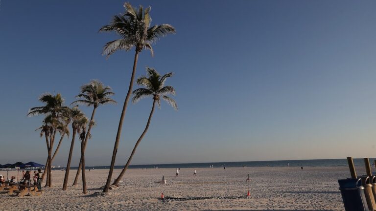 Rayo en playa de Florida causa una muerte y tres heridos en vísperas del 4 de julio
