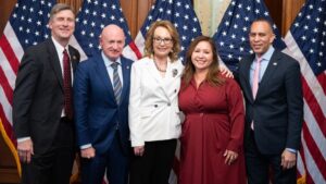 Diputado moderado Greg Stanton retiene su escaño en Arizona frente a desafío progresista