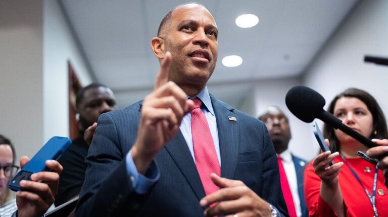 Hakeem Jeffries descarta Medicare para Todos y agenda del ala socialista en el Congreso