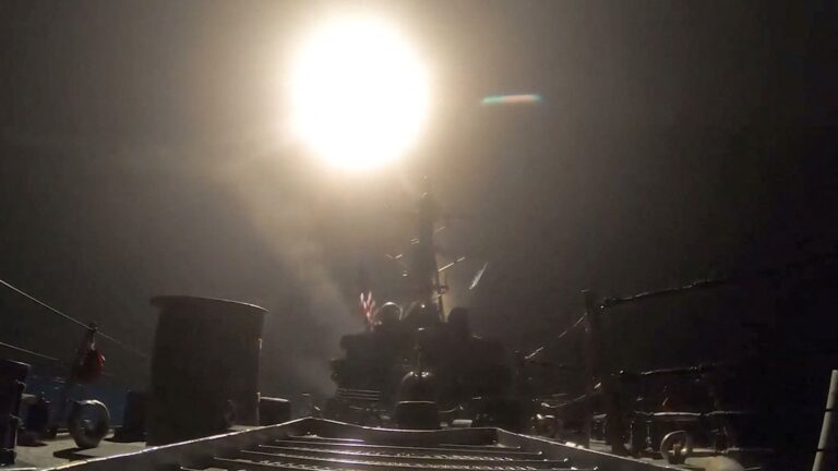 Estados Unidos lanza novena ronda consecutiva de bombardeos contra Irán para limitar ataques en el estrecho de Ormuz