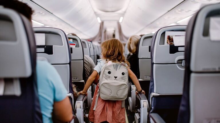 Retraso de vuelo en Suecia por niño inquieto genera debate sobre viajes con menores