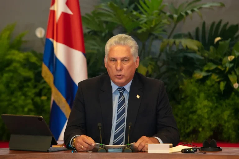 Presidente de Cuba defiende reformas económicas y rechaza restauración capitalista