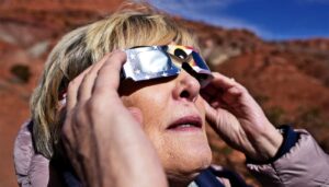 Por qué es imprescindible usar gafas homologadas para el eclipse solar del 12 de agosto