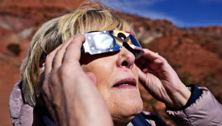 Por qué es imprescindible usar gafas homologadas para el eclipse solar del 12 de agosto