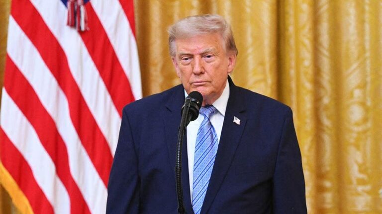 Piden a la FCC evaluar a ABC, NBC y CBS por no transmitir discurso de Trump sobre seguridad electoral