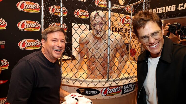 Tom Brady y Rob Gronkowski protagonizan un momento viral en Fanatics Fest con tanque de salsa Raising Cane’s