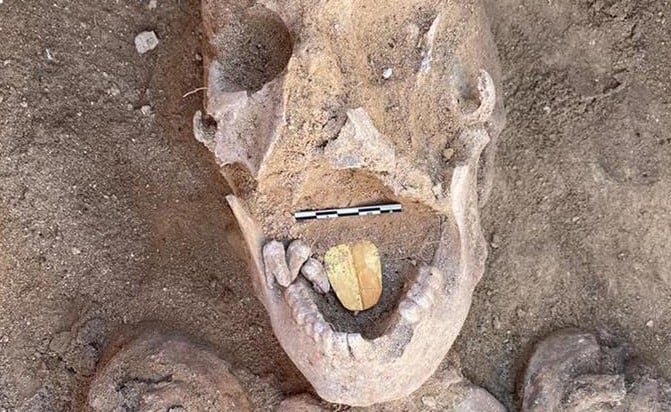 Descubren en Egipto 18 tumbas con valiosas lengüetas de oro en antiguo yacimiento mediterráneo