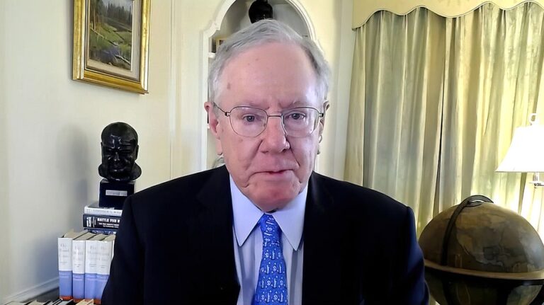 Steve Forbes respalda advertencia de Trump sobre peligro del comunismo en discurso de Monte Rushmore
