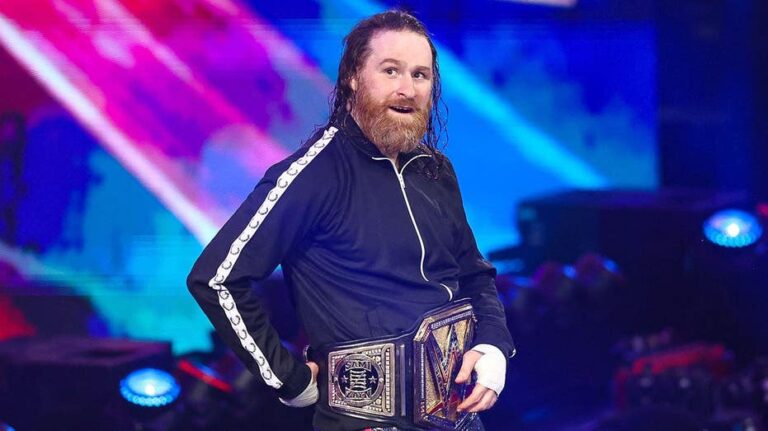 Sami Zayn reacciona con emotividad tras perder el campeonato ante CM Punk en Monday Night Raw