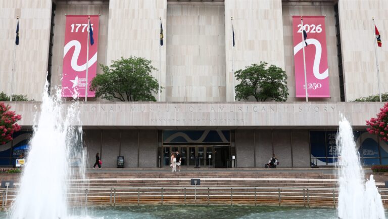 Trump ordena señales en el Smithsonian advirtiendo sobre imprecisiones en exhibiciones