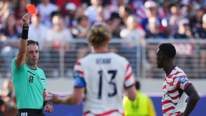 Folarin Balogun critica la tarjeta roja que lo dejará fuera del partido clave de Estados Unidos en la Copa Mundial
