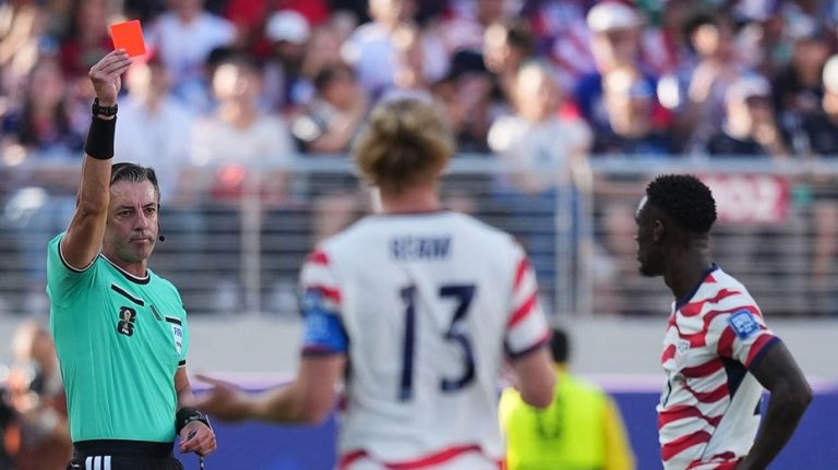 Folarin Balogun critica la tarjeta roja que lo dejará fuera del partido clave de Estados Unidos en la Copa Mundial