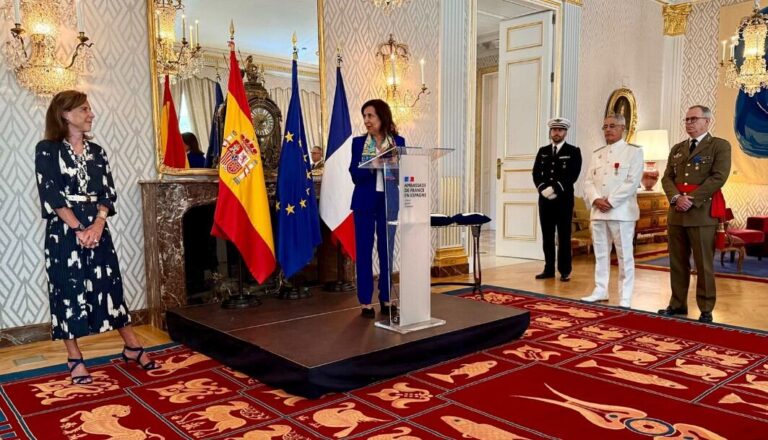 Francia distingue a altos mandos de la Armada y Fuerza Terrestre españolas por cooperación militar