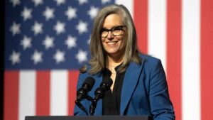Katie Hobbs logra la re-nominación demócrata para gobernador en Arizona y se prepara para una contienda reñida en noviembre