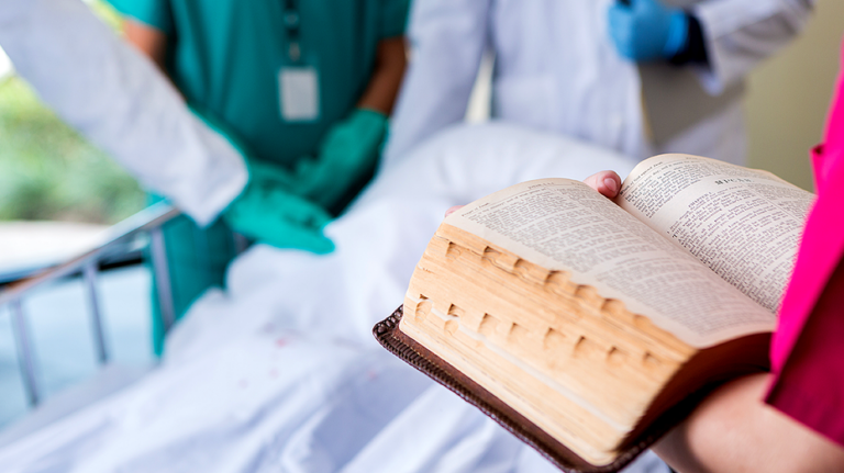 Nueva ley en Irlanda del Norte podría criminalizar portar biblias y rezar en hospitales cerca de zonas de aborto