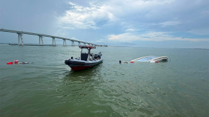 Guardacostas de EE.UU. rescatan a ocho tras vuelco de embarcación cerca de Fort Myers Beach