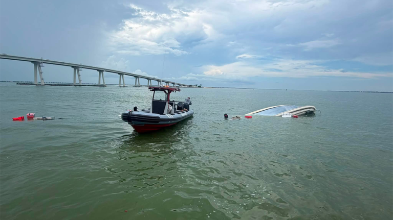 Guardacostas de EE.UU. rescatan a ocho tras vuelco de embarcación cerca de Fort Myers Beach