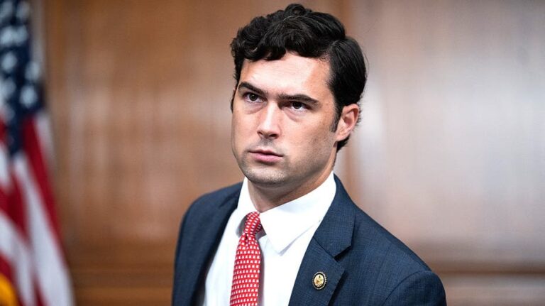 Congresista de Texas apoya orden de Trump para cambiar presentación histórica en Smithsonian