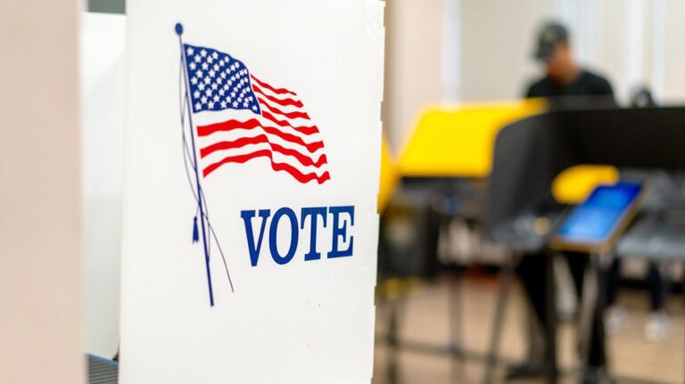 DHS detecta posible registro de más de 250,000 no ciudadanos en cuatro estados clave para votar