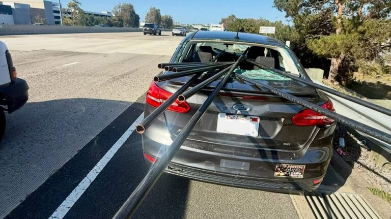 Tuberías metálicas sin asegurar atraviesan un sedán en impactante choque en California