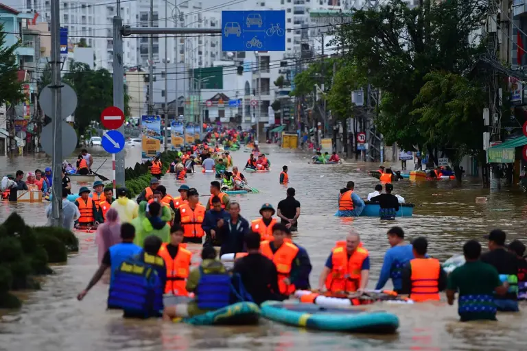 Fuertes lluvias en China causan cinco muertes y graves inundaciones mientras la tormenta Maysak afecta el sur y Vietnam
