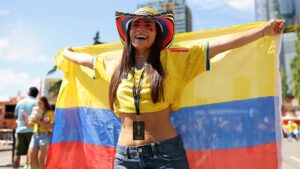 Aficionados colombianos llenan de color y energía Vancouver antes del partido contra Suiza en Mundial