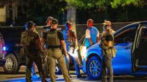 Hombre que huía de agentes de inmigración en Florida muere atropellado por tráiler