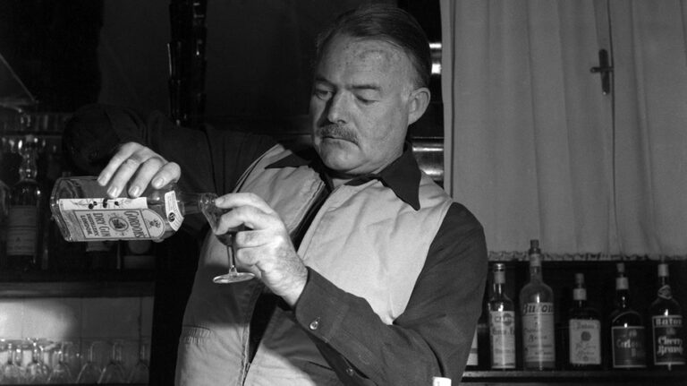 Ernest Hemingway y la verdad sobre su bebida emblemática: ¿realmente era un mojito?