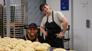 Dueña de pastelería en Arizona responde a crítica viral de influencer sobre ingredientes