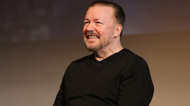 Ricky Gervais defiende su comedia y minimiza críticas: «Si te ofendes, mejor para mí»